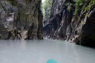 恩施峡谷中泛舟的静谧美景