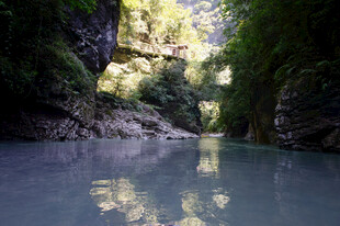 恩施峡谷碧水间的自然美景
