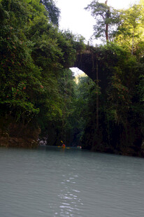 恩施峡谷河流上的天然石桥