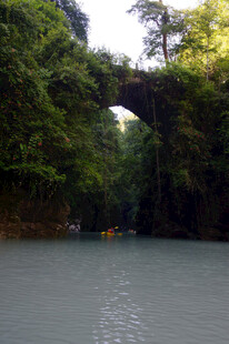 恩施峡谷中河流上的天然石桥
