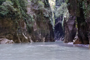 恩施峡谷河流景观