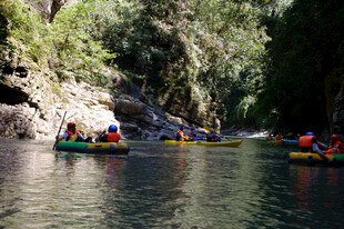恩施河上漂流者的精彩瞬间