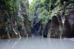 恩施峡谷碧水间的自然美景