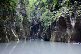 恩施峡谷碧水间的自然美景