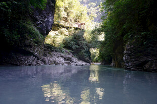恩施峡谷中的静谧水面