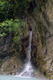 恩施山间瀑布景色