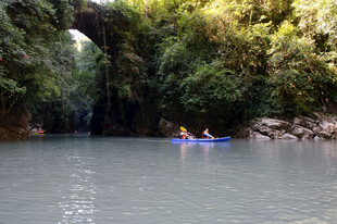 恩施河上泛舟赏两岸葱郁景色