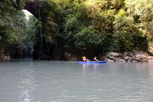 恩施河上泛舟过天然石拱桥