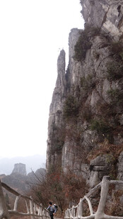 恩施山间栈道上的徒步游客