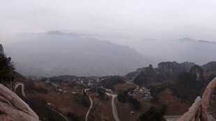 恩施山间朦胧景色