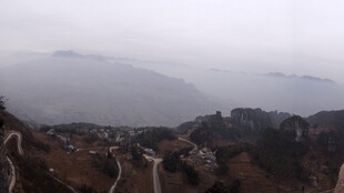 恩施山间雾霭中的蜿蜒公路