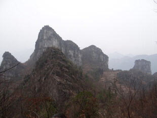恩施雾霭中的嶙峋山峦