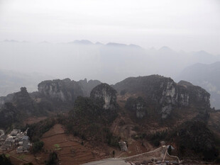 恩施雾中奇峻山峦景观