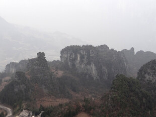 恩施雾中奇峻山峦景色