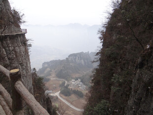恩施山间栈道景色
