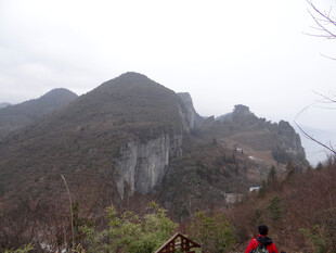 恩施山间徒步者与壮丽山景