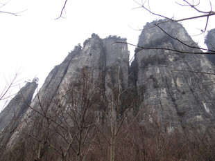 恩施巍峨山峰尽显自然之美