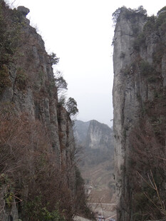 恩施险峻山间景