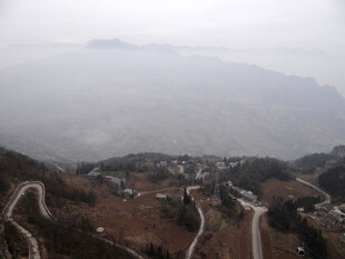 恩施山间蜿蜒公路与朦胧远景