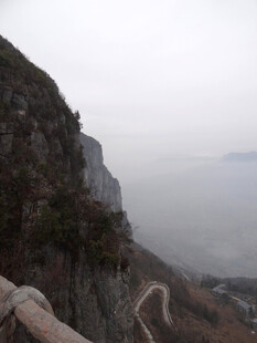 恩施山间雾霭中的蜿蜒栈道