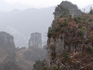 恩施雾中山峰景观