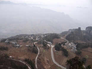 恩施山间村落蜿蜒小路景观