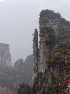 恩施奇峰耸立的壮丽山景