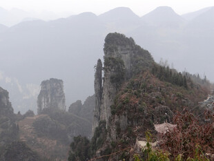 恩施奇峰耸立山间壮丽景色