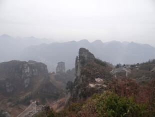 恩施雾中峻峭山峦美景