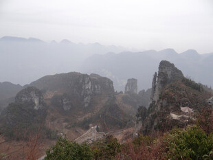 恩施雾中峻峭山峦美景