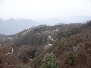 恩施山间蜿蜒道路 植被覆盖