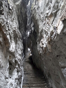 恩施狭窄岩壁间的石阶小道