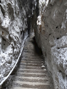 恩施狭窄山间石阶通道