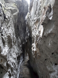 恩施狭窄山间石缝小道