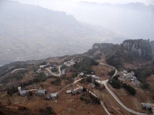 恩施山间村落蜿蜒公路景致