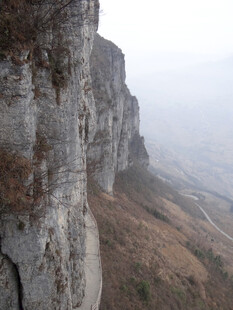 恩施险峻悬崖峭壁景观