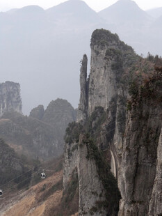 恩施奇峰耸立的壮丽山景