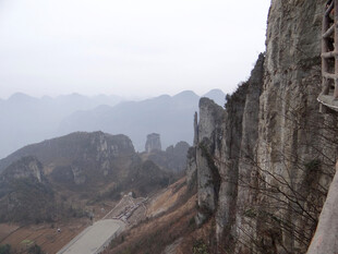 恩施悬崖边壮丽山景
