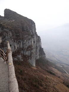 恩施悬崖边的壮阔山景