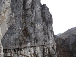 恩施悬崖边的险峻栈道