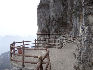 恩施悬崖边的观景栈道