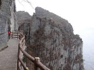 恩施悬崖栈道上的徒步者