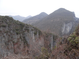 恩施壮丽山景 峭壁与植被相依
