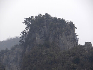 恩施奇峰耸立山间