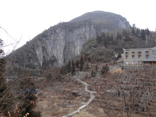 恩施山间村落与蜿蜒小路