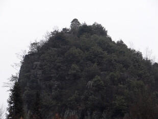 恩施山顶小屋隐于葱郁山林