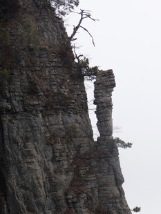 恩施奇峰耸立的险峻山景