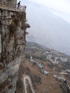 恩施悬崖边俯瞰山间村落