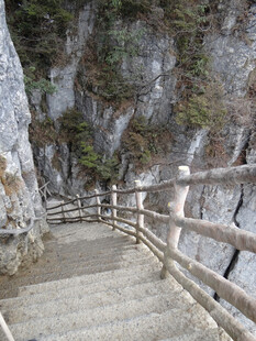 恩施山间木质栈道蜿蜒于峭壁