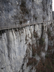 恩施悬崖边的古老石墙